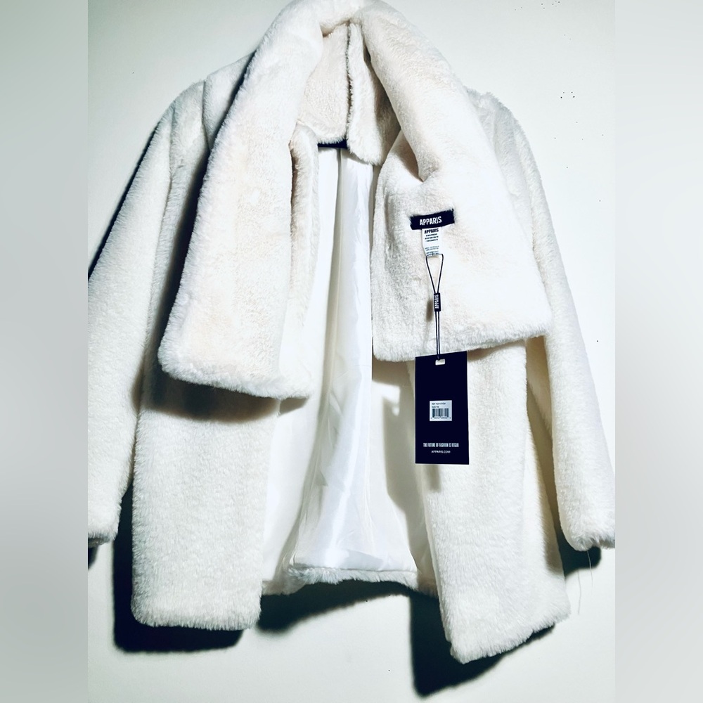 Elegant White Faux Fur Women's Jacket w/ matching scarf - Picture 16 of 16